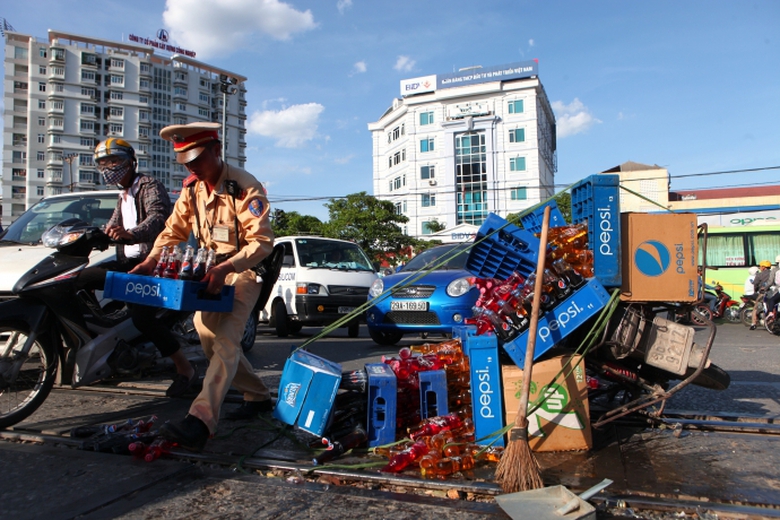 giải cứu xe m&aacute;y giữa đường ray 1