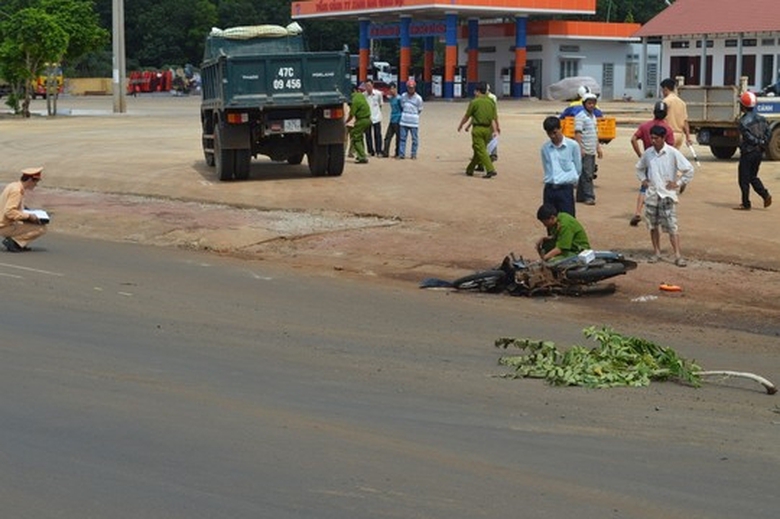 l&ugrave;i xe đổ xăng đ&acirc;m chết người