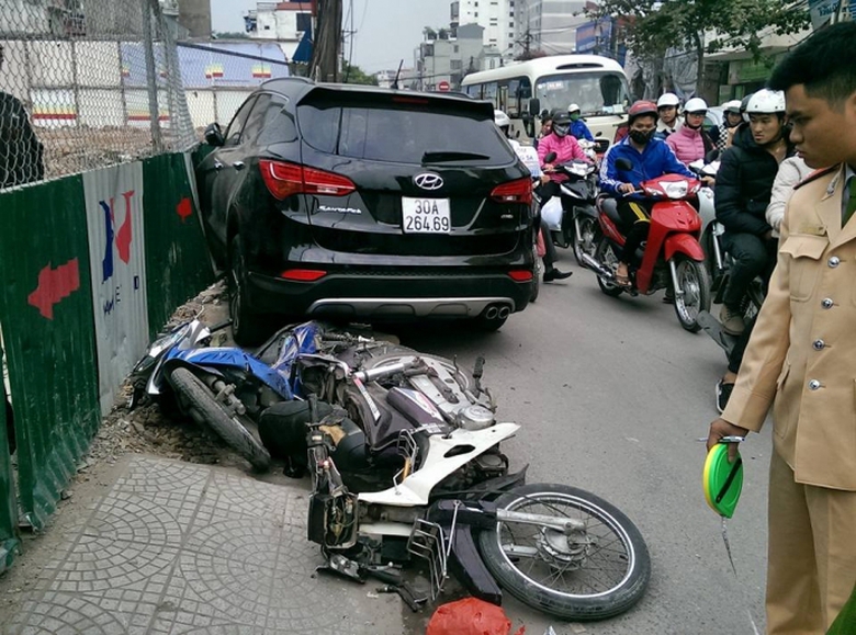 xe đi&ecirc;n đ&acirc;m taxi v&agrave; xe m&aacute;y