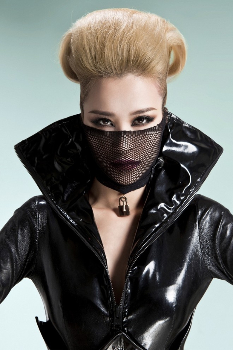 Đ&ocirc;ng Nhi h&oacute;a người