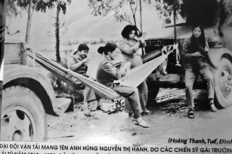 Ba Thanh- nguoi ngoi tren mui xe chai toc