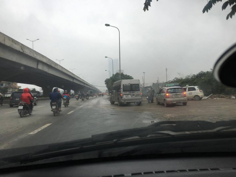 Nh&agrave; xe Nam H&agrave; Hải trả kh&aacute;ch giữa đường Khuất Duy T