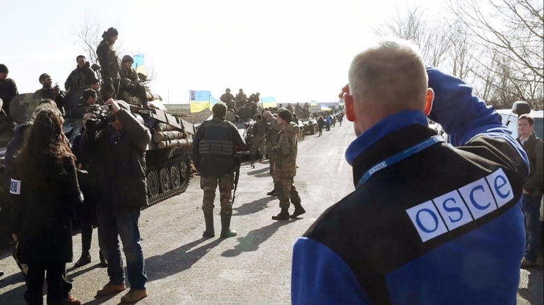Nh&acirc;n vi&ecirc;n OSCE bị tấn c&ocirc;ng khi đang l&agrave;m nhiệm vụ k