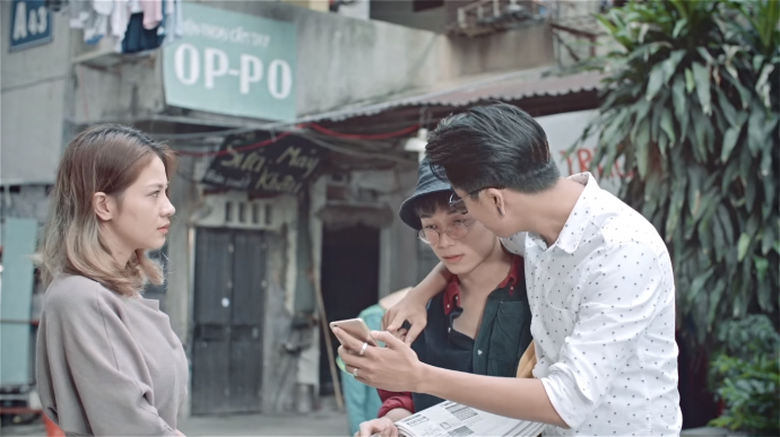 Quảng c&aacute;o điện thoại trong MV Thật bất ngờ của Tr&uacute;