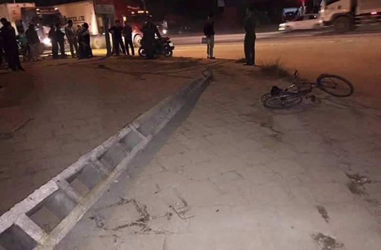 hiện trường vụ cột điện đổ đ&egrave; chết học sinh