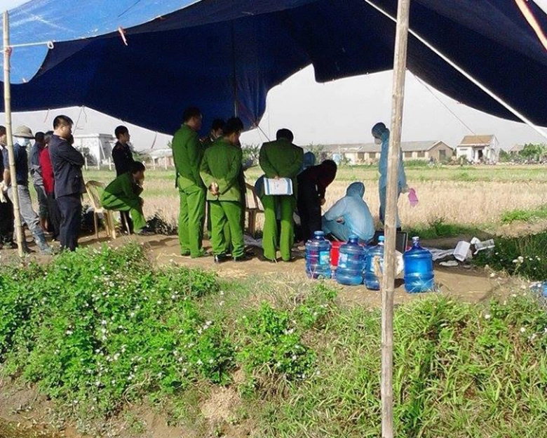 Cơ quan c&ocirc;ng an tiến h&agrave;nh khai quật mộ cu