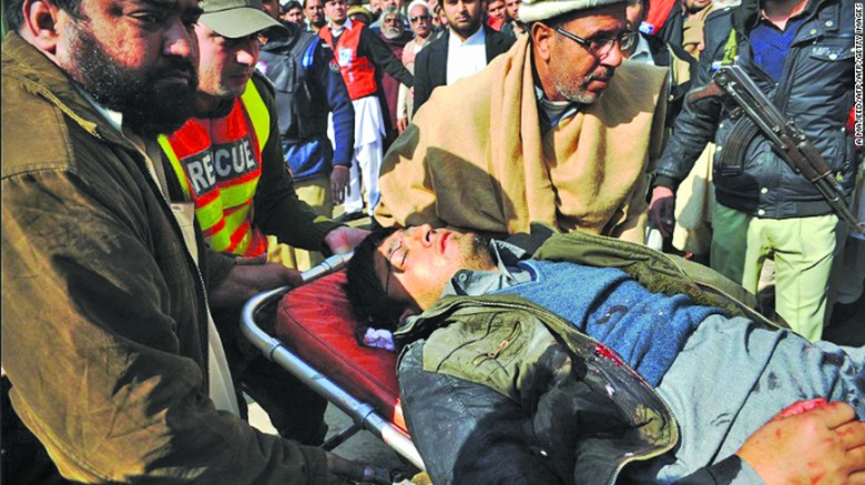 1 Một sinh vi&ecirc;n bị thương trong vụ tấn c&ocirc;ng đang đ