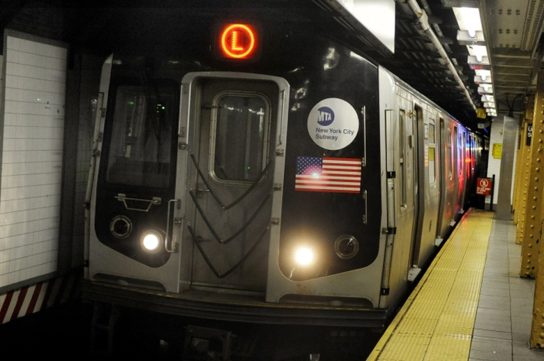 Mỹ đ&oacute;ng cửa dịch vụ t&agrave;u ngầm L để sửa chữa n&acirc;ng cấ