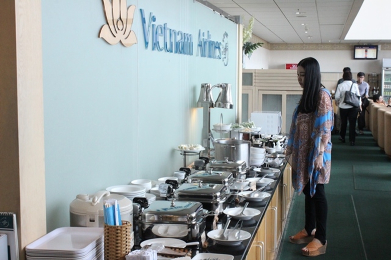 đi m&aacute;y bay được thưởng thức ẩm thực