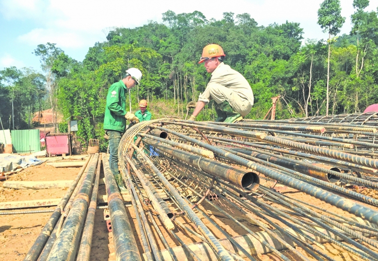 C&ocirc;ng-nh&acirc;n-Cienco-9-tr&ecirc;n-c&ocirc;ng-trường-cầu-Thầu-D&acirc;u-d