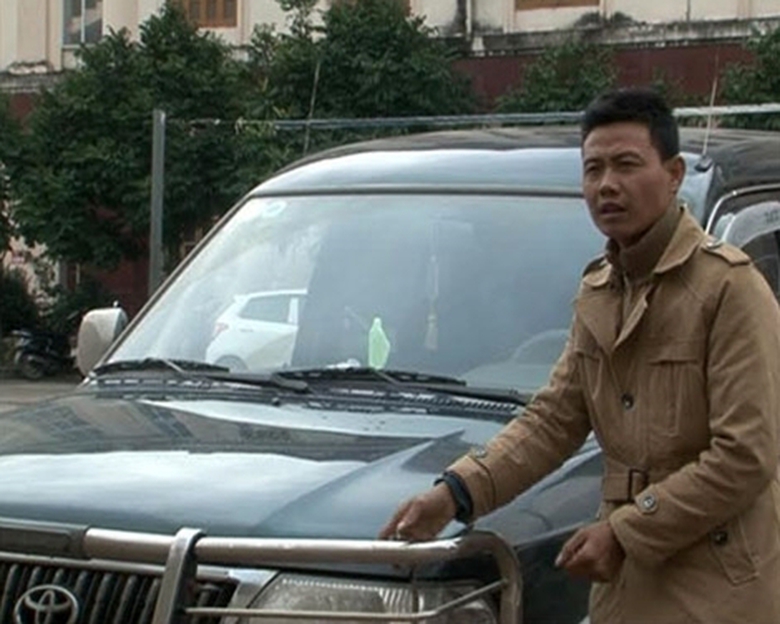 hất cảnh s&aacute;t l&ecirc;n nắp capo