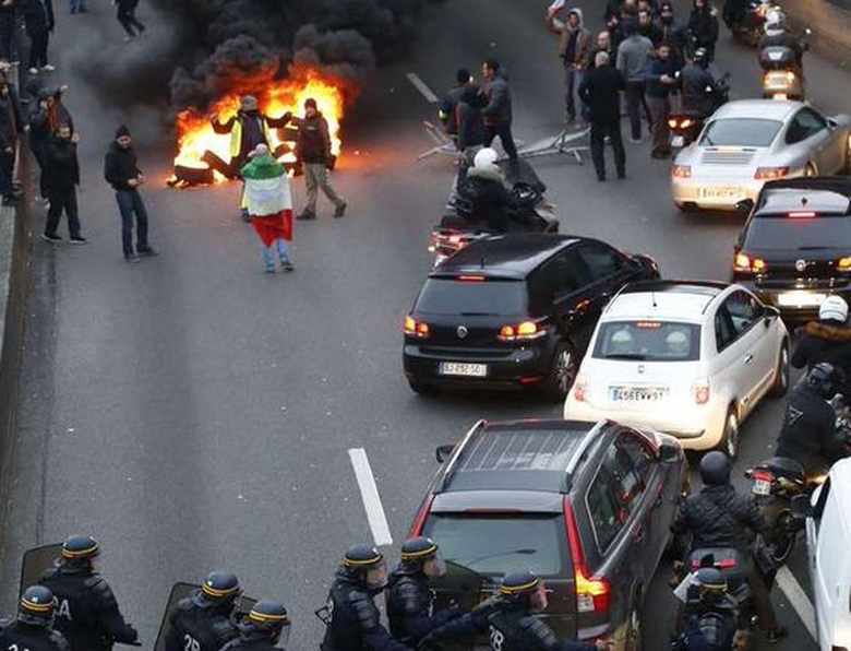 Biểu t&igrave;nh phản đối Uber leo thang th&agrave;nh bạo lực tạ