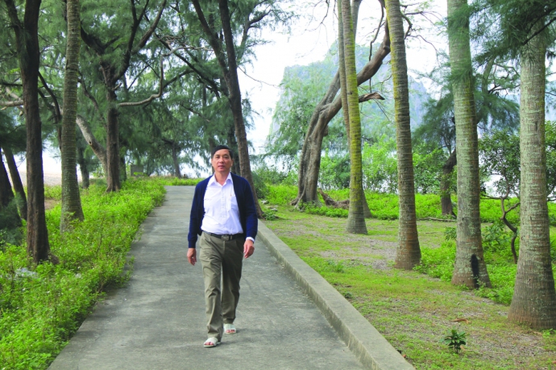 B&aacute;c sỹ Long dẫn ch&uacute;ng t&ocirc;i đi thăm đảo khỉ_11