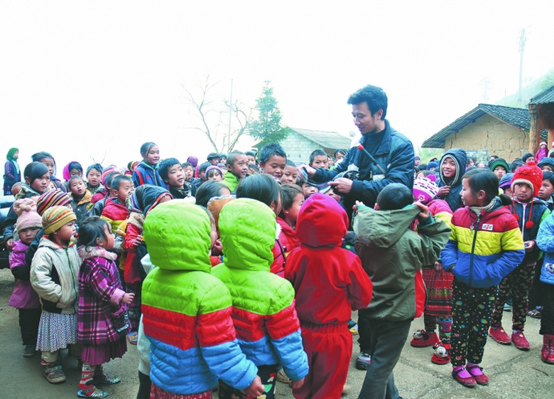 Đo&agrave;n Thanh ni&ecirc;n Ban QLDA Thăng Long trao qu&agrave; cho c