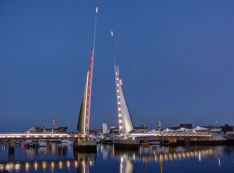 Kiến tr&uacute;c Cầu Buồm đ&ocirc;i (Twin Sails Bridge) tại cản