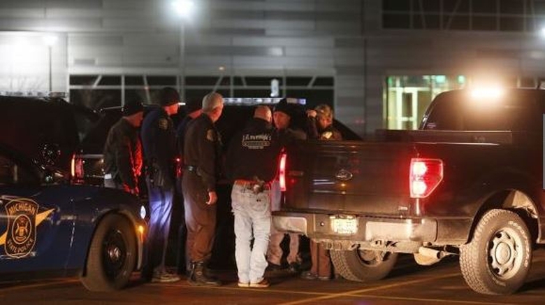 Cảnh s&aacute;t phong tỏa hiện trường vụ xả s&uacute;ng