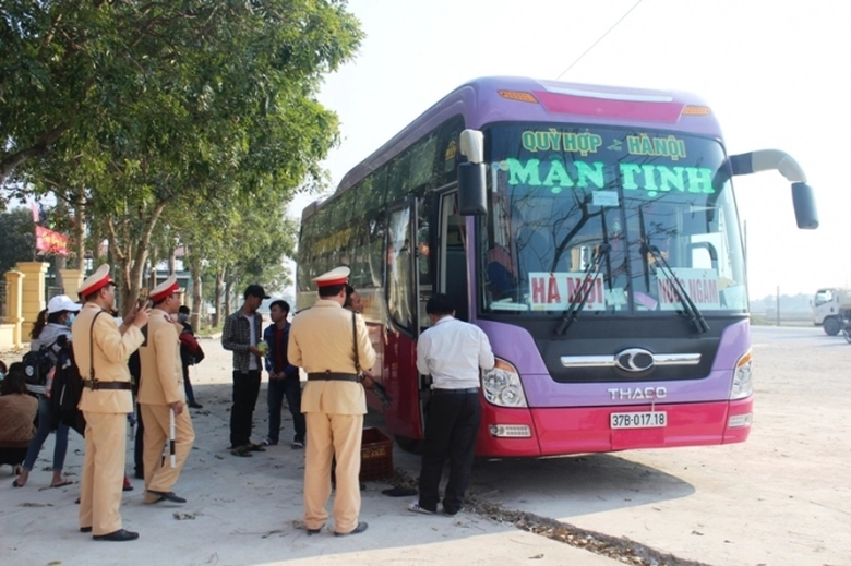 xe 46 chỗ nhồi 71 kh&aacute;ch