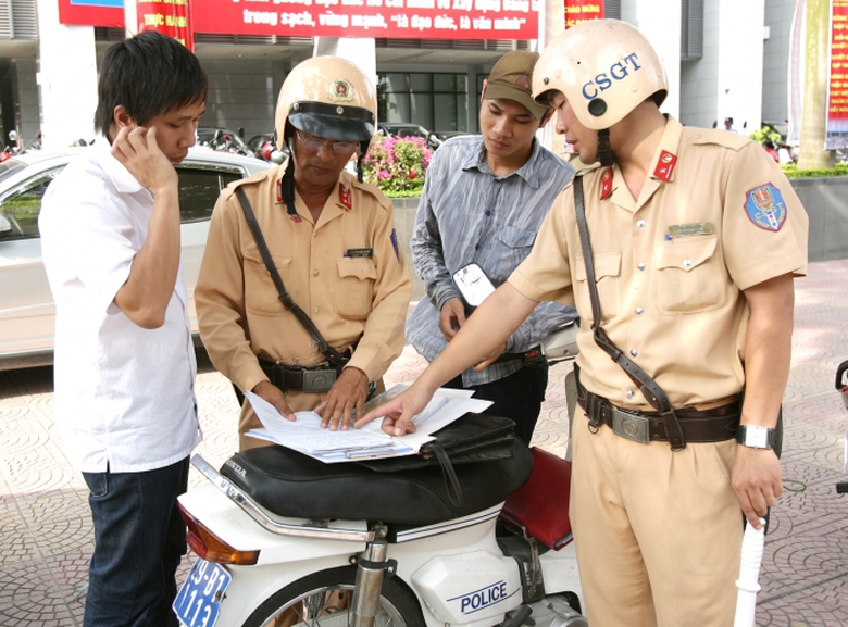 CSGT lap bien ban lai xe vi pham luat giao thong (