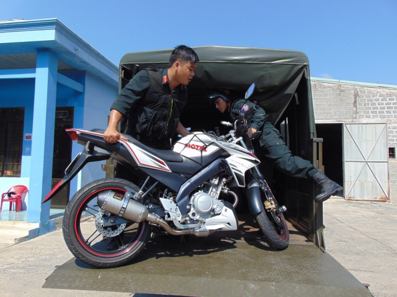 cảnh s&aacute;t h&oacute;a trang bắt m&ocirc; t&ocirc; khủng