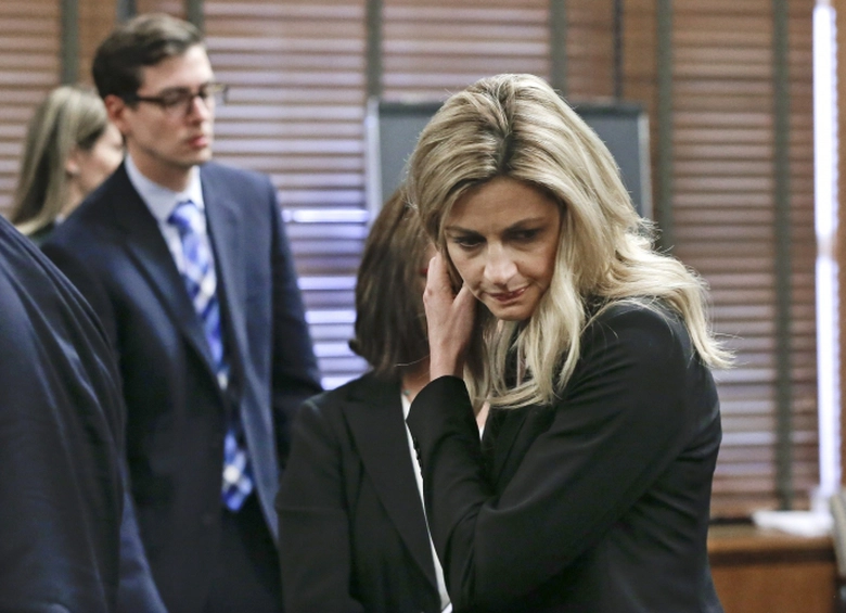 2 Nữ ph&oacute;ng vi&ecirc;n Erin Andrews tại phi&ecirc;n xử 