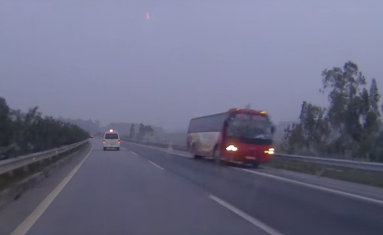 xe kh&aacute;ch đi ngược chiều tr&ecirc;n cao tốc