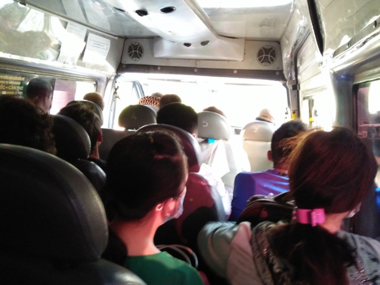 xe kh&aacute;ch thi&ecirc;n thi&ecirc;n xu&acirc;n nhồi kh&aacute;ch