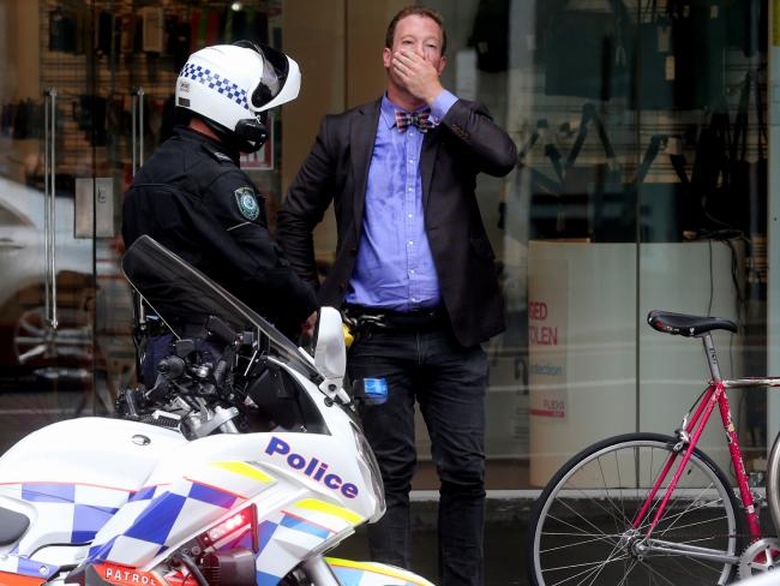 1 Ben Ackerley bị phạt 319 USD v&igrave; tội đi xe đạp kh