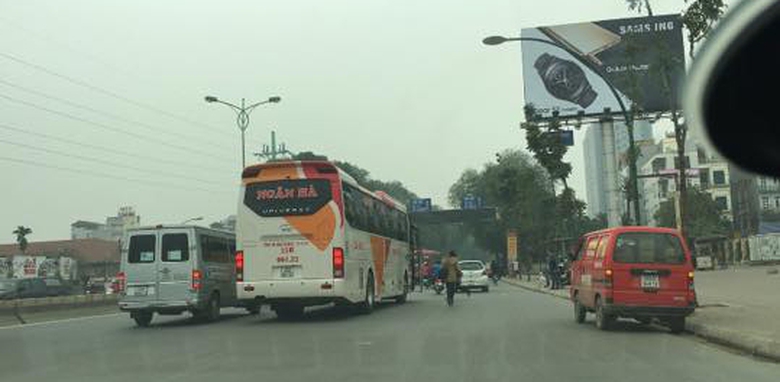 xe kh&aacute;ch ng&acirc;n h&agrave; bắt kh&aacute;ch giữa đường phạm h&ugrave;ng tr