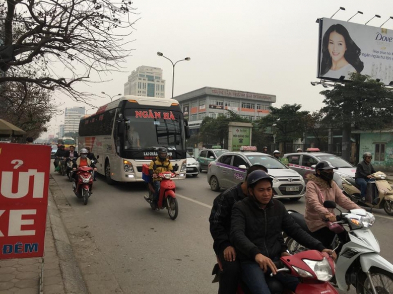 xe kh&aacute;ch ng&acirc;n h&agrave; chạy d&ugrave; tr&ecirc;n đường T&ocirc;n thất Thuyế