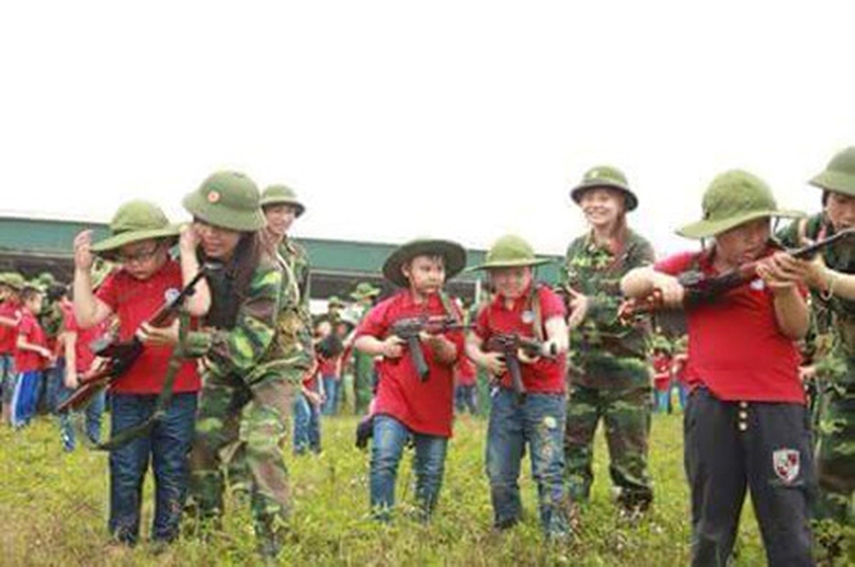 dạy học sinh cầm s&uacute;ng