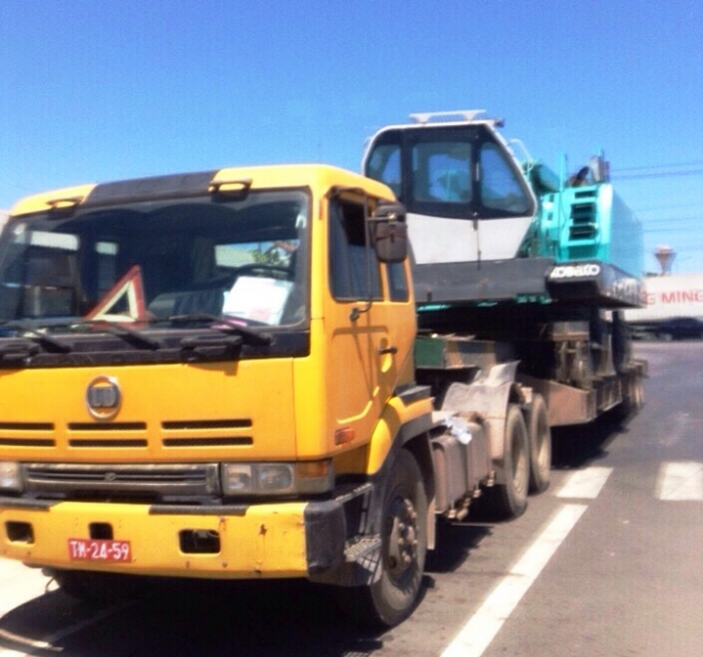 xe biển đỏ chở qu&aacute; tải