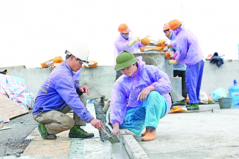 C&ocirc;ng nh&acirc;n Cienco 1 đội mưa tranh thủ thi c&ocirc;ng c&aacute;c 