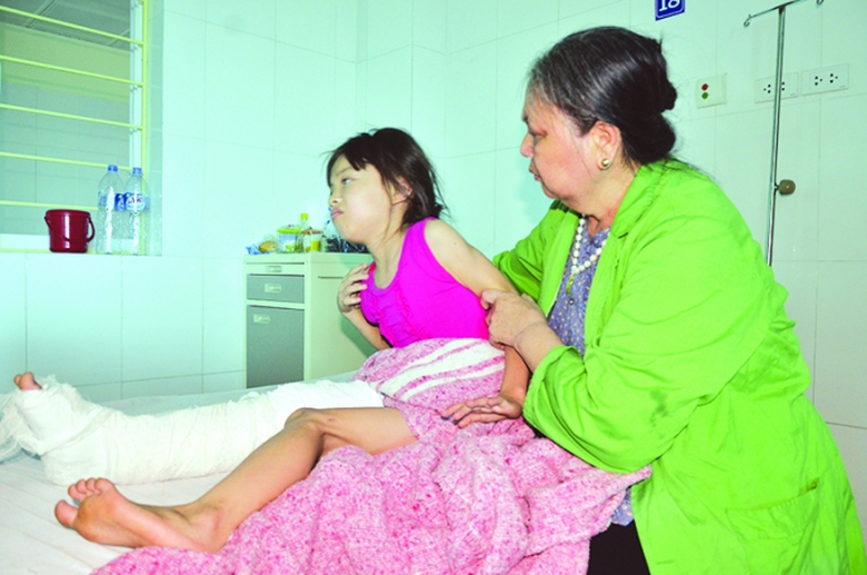 B&eacute; Phương Anh đau đớn với c&aacute;c vết thương sau tai n