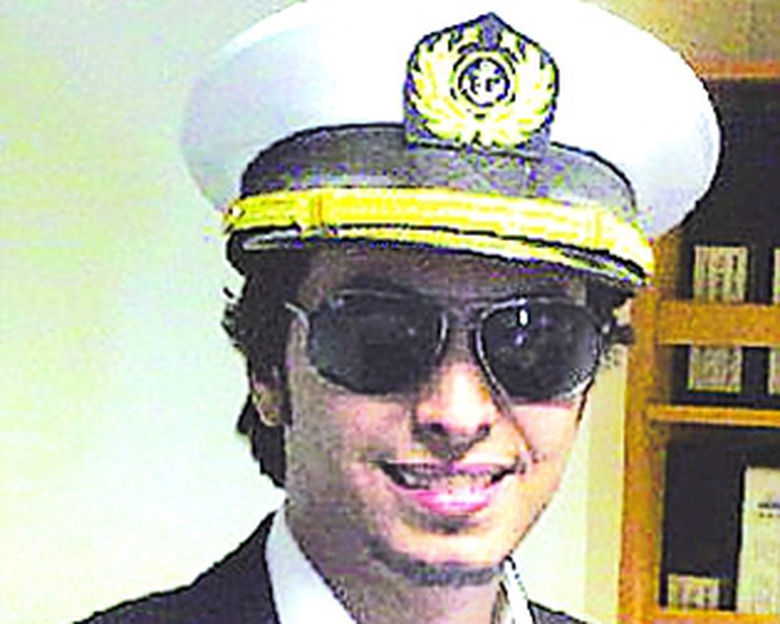 Sĩ quan Hải qu&acirc;n Anh l&agrave;nh nghề đ&agrave;o ngũ gia nhập IS