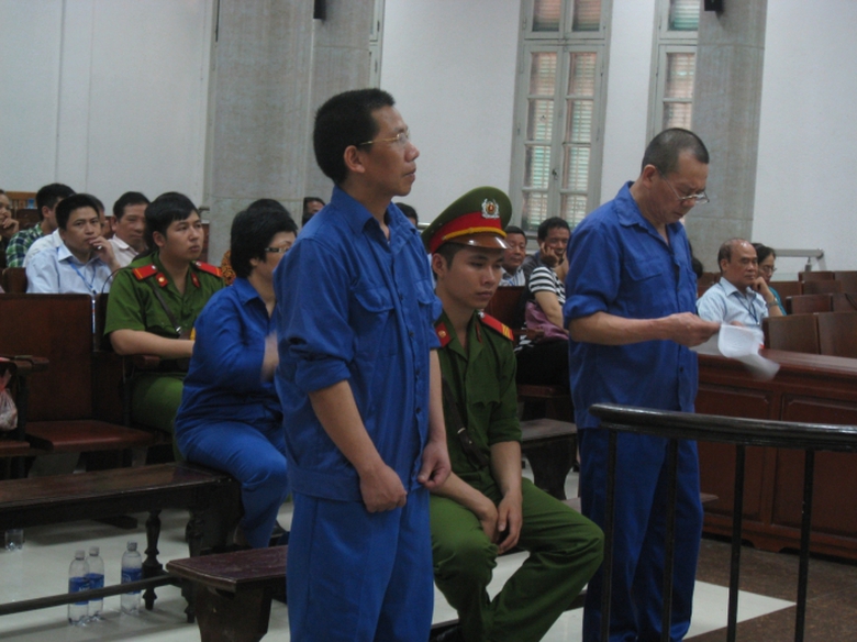 ĐBQH Ch&acirc;u thị Thu Nga l&agrave; người ngồi sau ph&iacute;a dưới