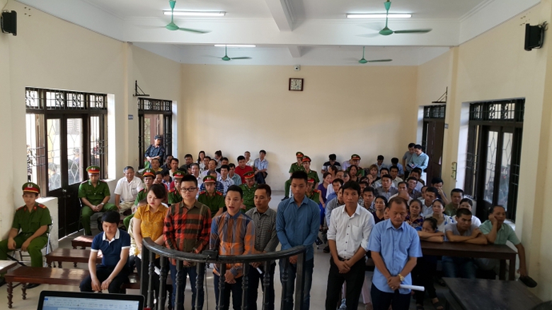 Minh s&acirc;m ngo&agrave;i c&ugrave;ng b&ecirc;n phải