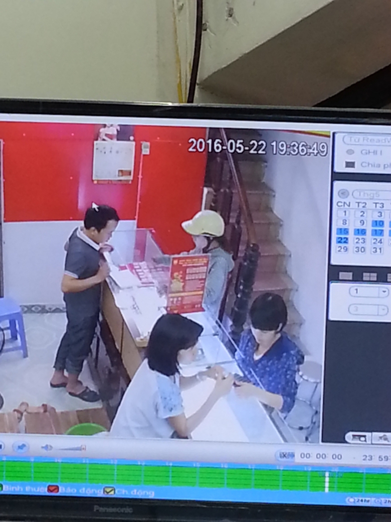 hai đối tượng nữ b&ecirc;n phải lừa chủ tiệm v&agrave;ng