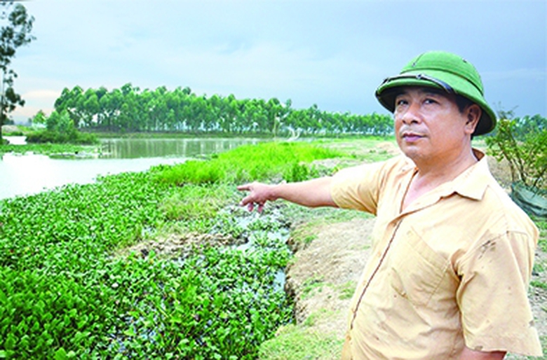 Người anh h&ugrave;ng Vinh chỉ lại nơi xảy ra vụ ch&igrave;m đ&ograve; 