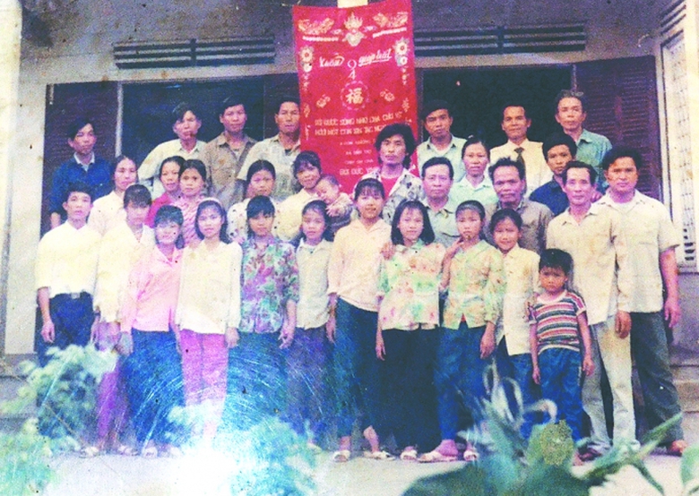 &ocirc;ng Vinh v&agrave; gia đ&igrave;nh c&aacute;c học sinh được &ocirc;ng cứu sốn