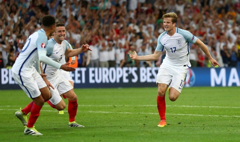 C&aacute;c cầu thủ Anh ăn mừng b&agrave;n thắng mở tỉ số