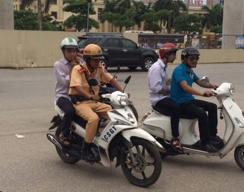 CSGT đưa th&iacute; sinh đi thi