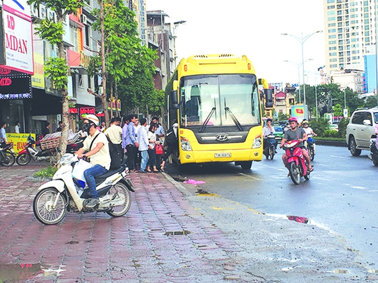xe kh&aacute;ch Ho&agrave;ng Linh mau