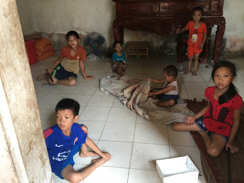 con ch&aacute;u chị Hải n&ocirc; đ&ugrave;a trong căn nh&agrave; r&aacute;ch n&aacute;t