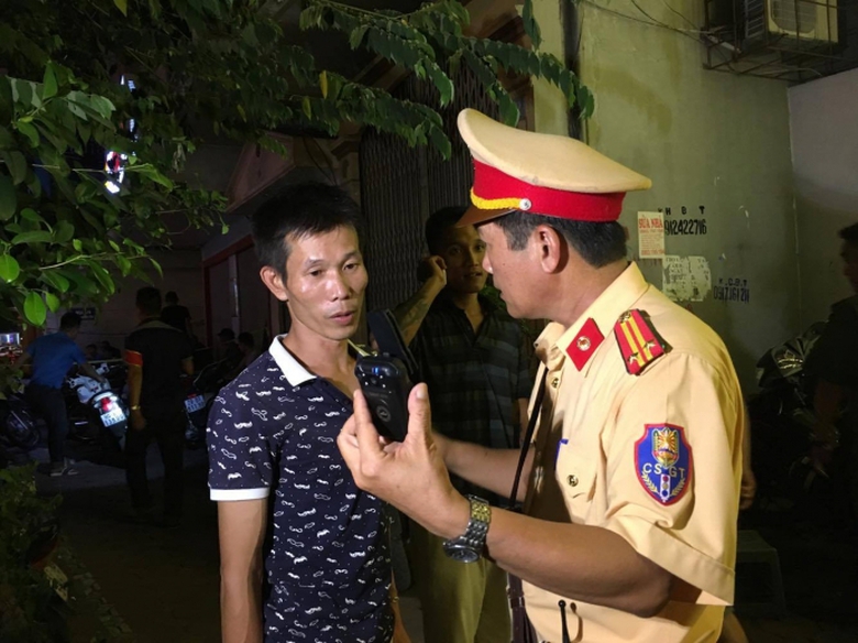 anh Long được cảnh s&aacute;t cho xem lại h&igrave;nh ảnh vi phạ