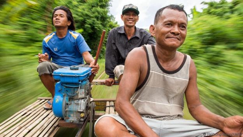 Tàu hỏa tre mang lại nhiều cảm xúc lẫn lo