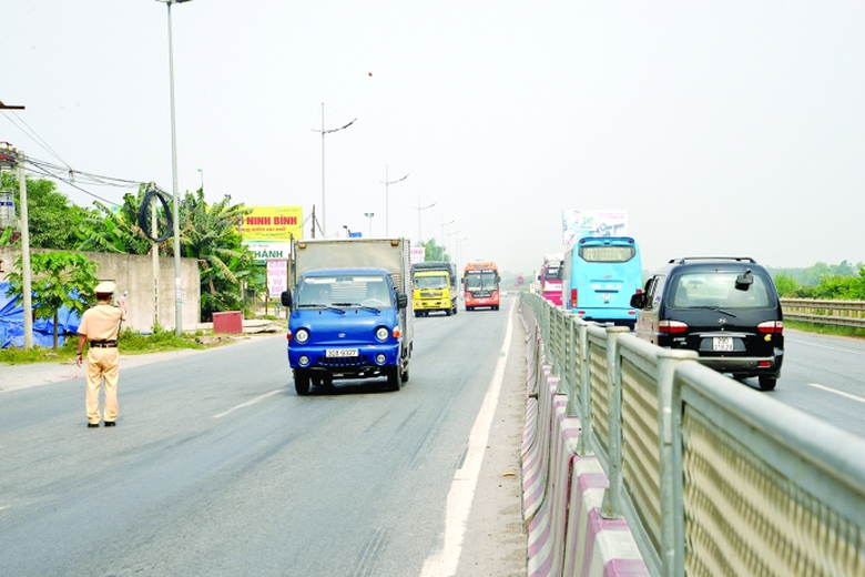 CSGT tỉnh Ninh B&igrave;nh Kiểm tra xử l&yacute; xe vi phạm. Ảnh