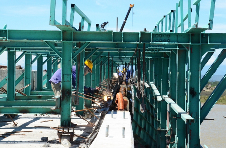 C&aacute;c c&ocirc;ng nh&acirc;n thi c&ocirc;ng bờ bo lan can cầu