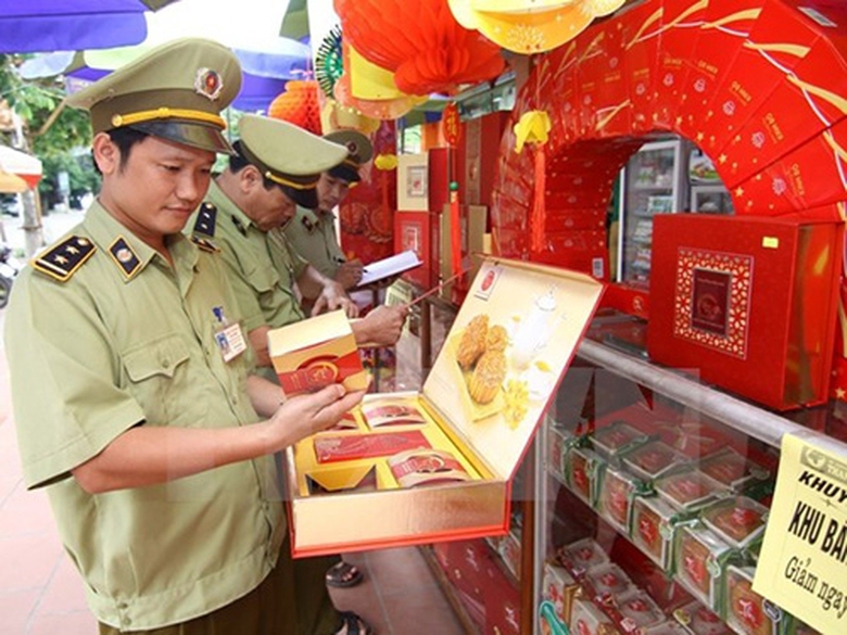 Lực lượng chức năng kiểm tra b&aacute;nh trung thu. 