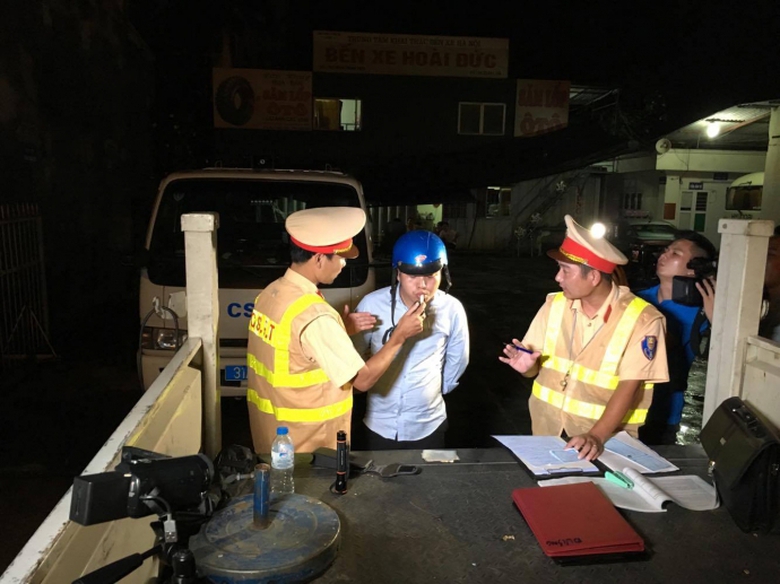 CSGT đo nồng độ cồn đối với anh Khi&ecirc;m