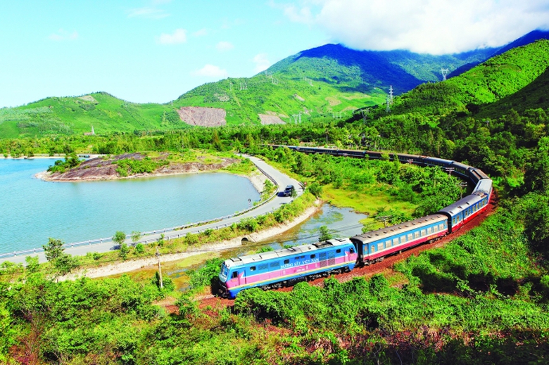 T&agrave;u qua đ&egrave;o Hải V&acirc;n. Ảnh Ng&ocirc; Vinh (2)